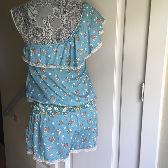 Pretty, femme, new, off shoulder floral jumpsuit - Picture 4 of 7